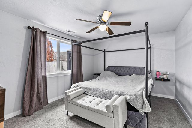 105 Queens Gate Court, Central Point, OR 97502