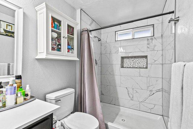 105 Queens Gate Court, Central Point, OR 97502