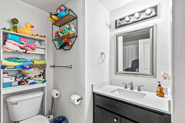 105 Queens Gate Court, Central Point, OR 97502