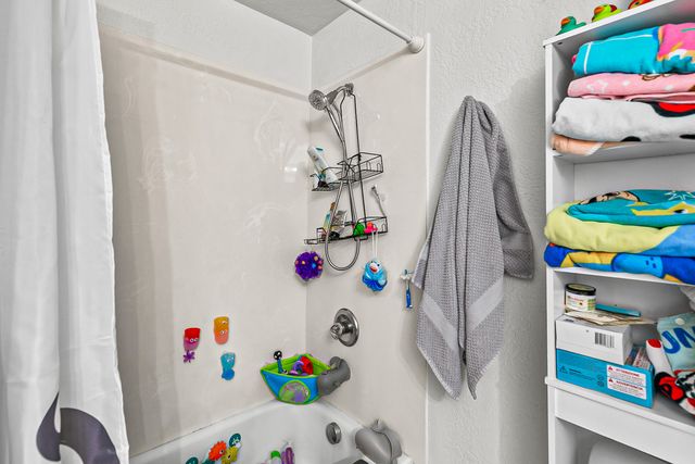 105 Queens Gate Court, Central Point, OR 97502