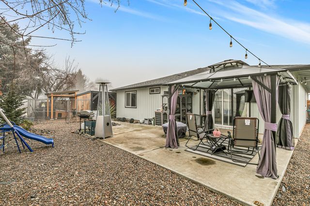 105 Queens Gate Court, Central Point, OR 97502