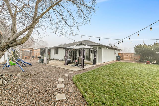 105 Queens Gate Court, Central Point, OR 97502