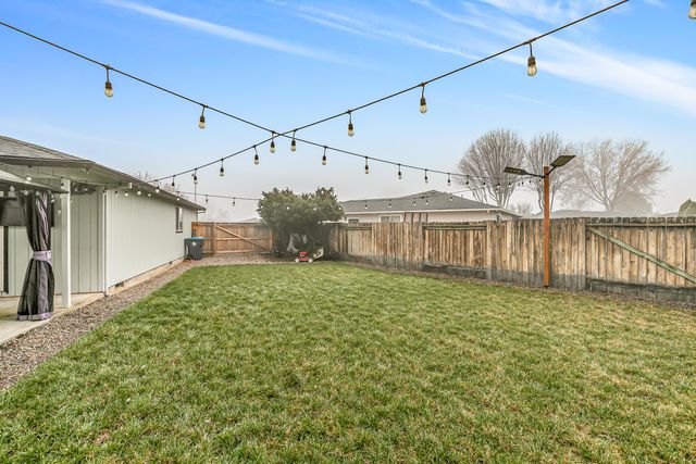 105 Queens Gate Court, Central Point, OR 97502