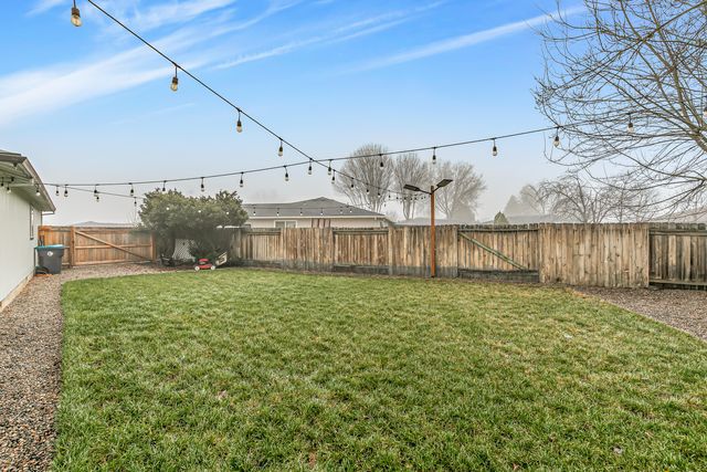 105 Queens Gate Court, Central Point, OR 97502