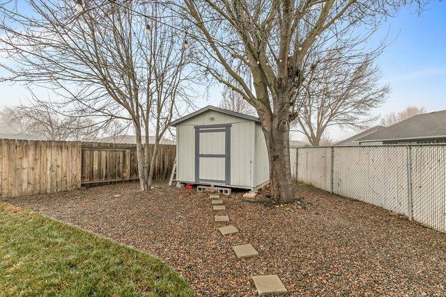 105 Queens Gate Court, Central Point, OR 97502