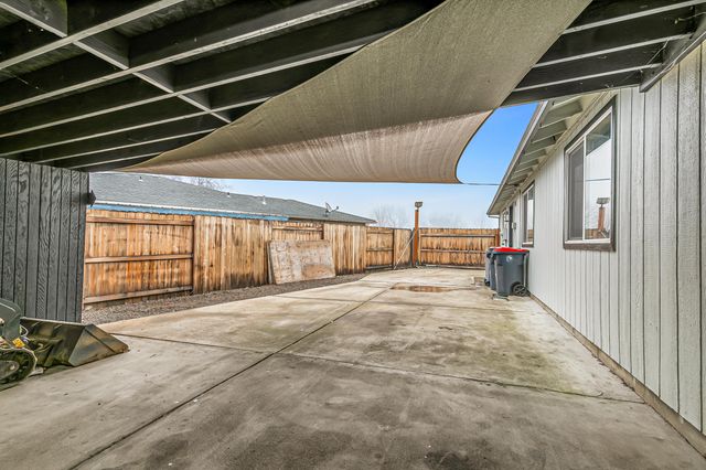 105 Queens Gate Court, Central Point, OR 97502