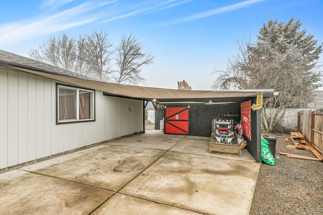 105 Queens Gate Court, Central Point, OR 97502