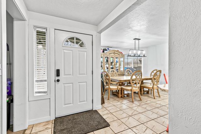 105 Queens Gate Court, Central Point, OR 97502