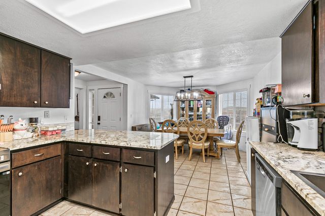 105 Queens Gate Court, Central Point, OR 97502