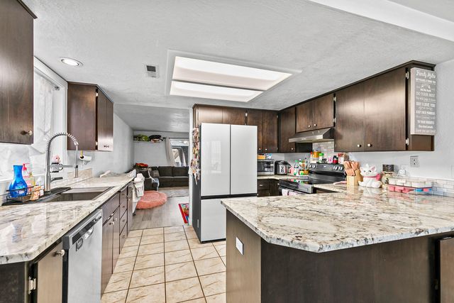 105 Queens Gate Court, Central Point, OR 97502