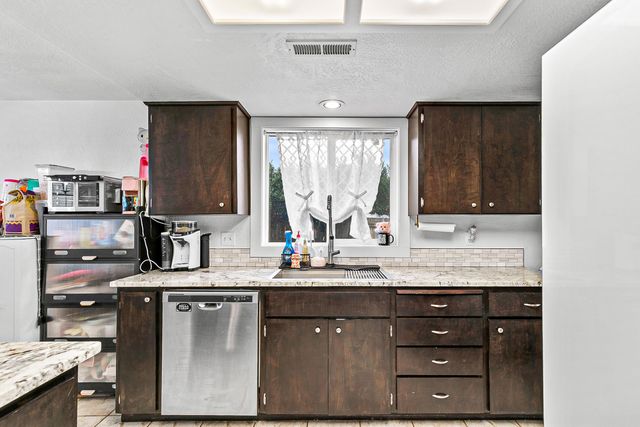 105 Queens Gate Court, Central Point, OR 97502