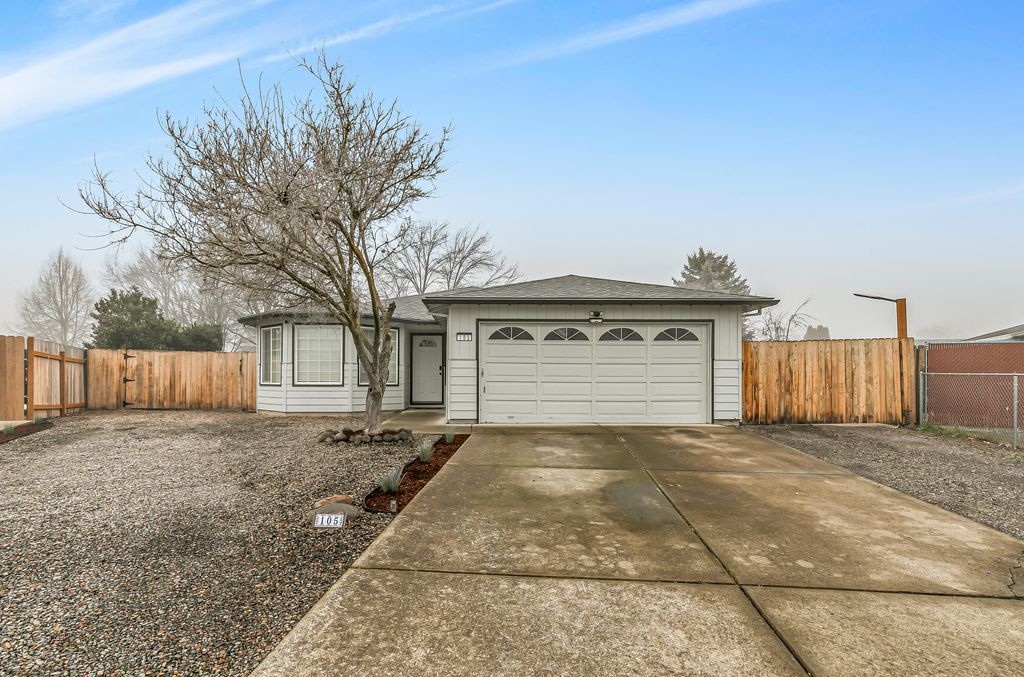105 Queens Gate Court, Central Point, OR 97502