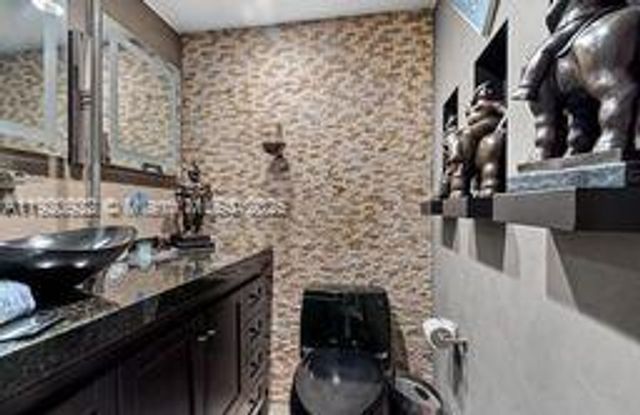 1985 S Ocean Dr 17D, Hallandale Beach, FL 33009