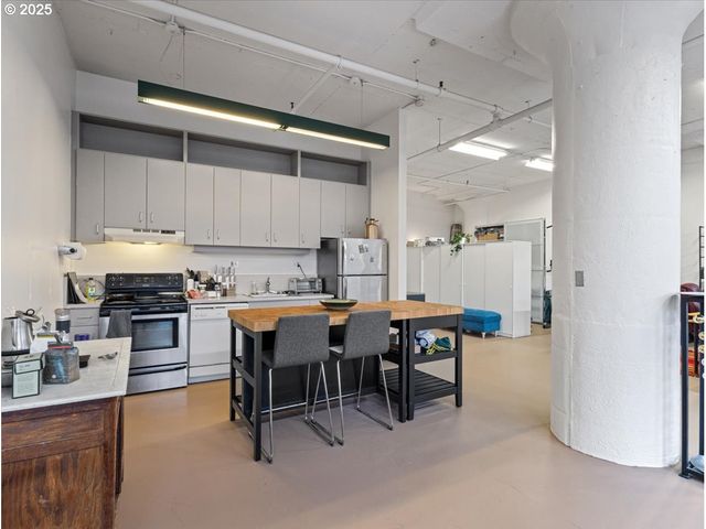 1314 Nw IRVING St 201, Portland, OR 97209