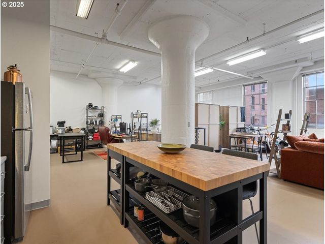 1314 Nw IRVING St 201, Portland, OR 97209