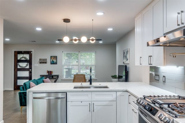 9805 Estate Lane, Dallas, TX 75238