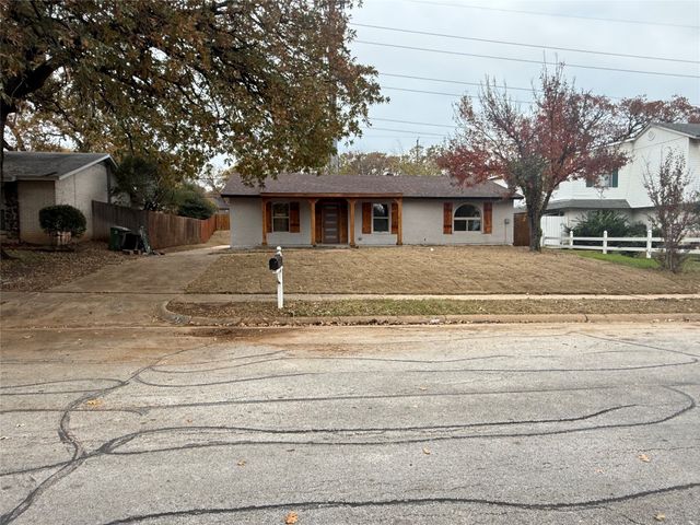 2913 White Oak Lane, Bedford, TX 76021