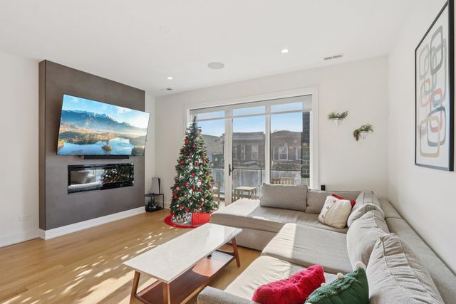 3616 W DIVERSEY Avenue 2W, Chicago, IL 60647