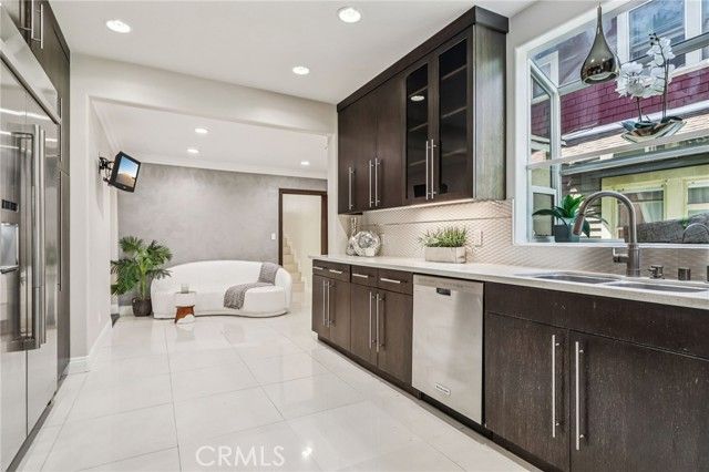 4520 Kingswell Avenue, Los Angeles, CA 90027