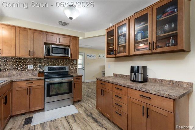 1746 Ashstan Drive, Walled Lake, MI 48390