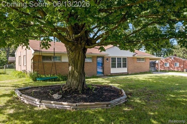 1746 Ashstan Drive, Walled Lake, MI 48390
