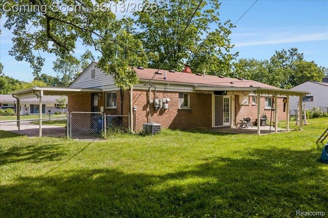 1746 Ashstan Drive, Walled Lake, MI 48390