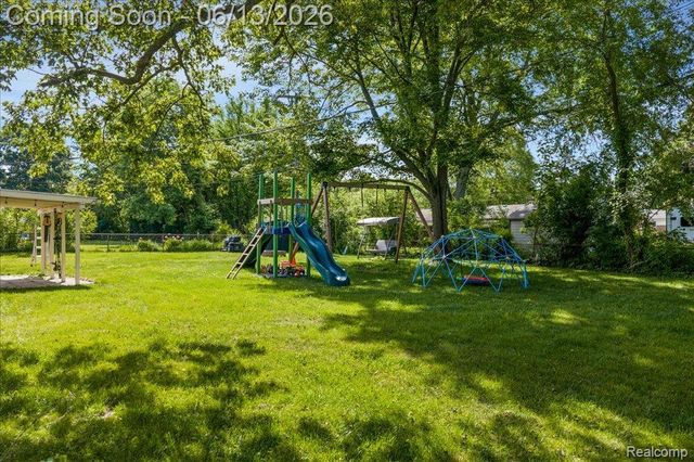1746 Ashstan Drive, Walled Lake, MI 48390