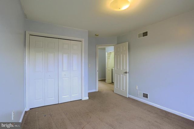 1049 WOODED POND DR, Harrisburg, PA 17111