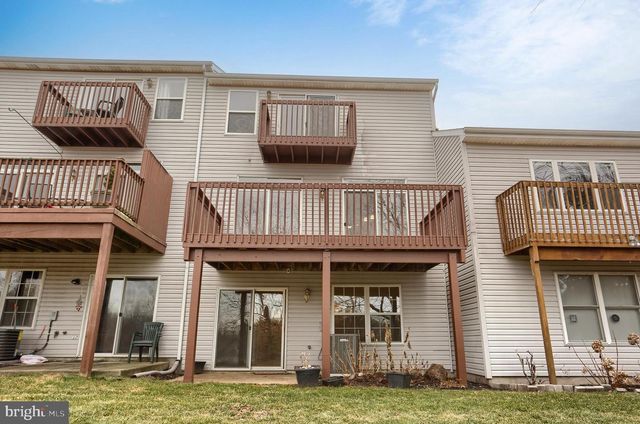 1049 WOODED POND DR, Harrisburg, PA 17111