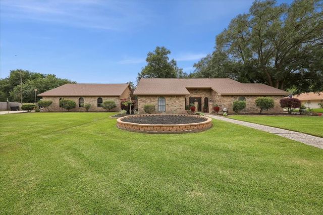 16 Pin Oak, Orange, TX 77630