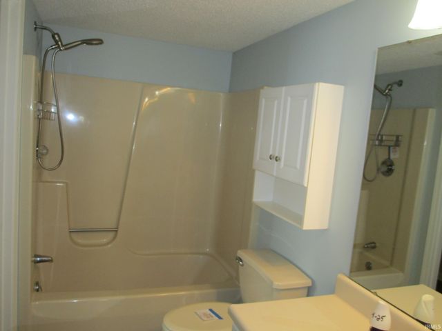 812 Apple Hill Way, Angola, IN 46703