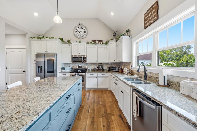 529 Clearview Rd, Cottontown, TN 37048