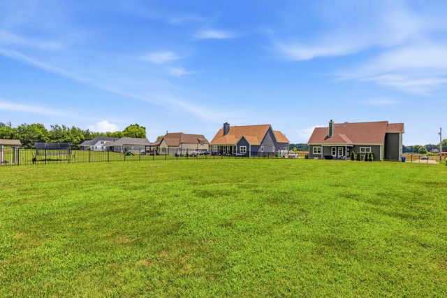 529 Clearview Rd, Cottontown, TN 37048