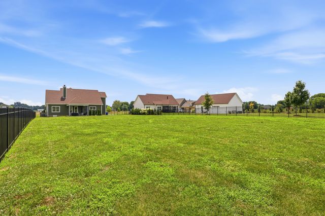 529 Clearview Rd, Cottontown, TN 37048