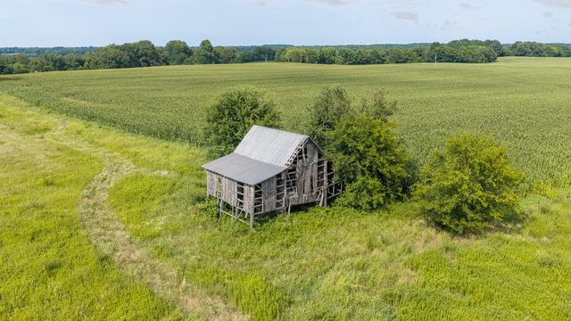 529 Clearview Rd, Cottontown, TN 37048