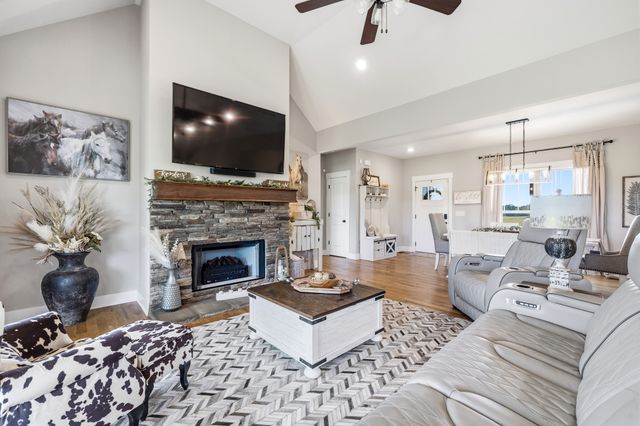 529 Clearview Rd, Cottontown, TN 37048