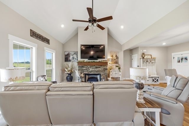 529 Clearview Rd, Cottontown, TN 37048