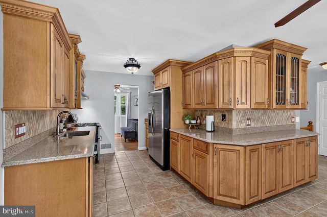 5621 RAVENEL LN, Springfield, VA 22151