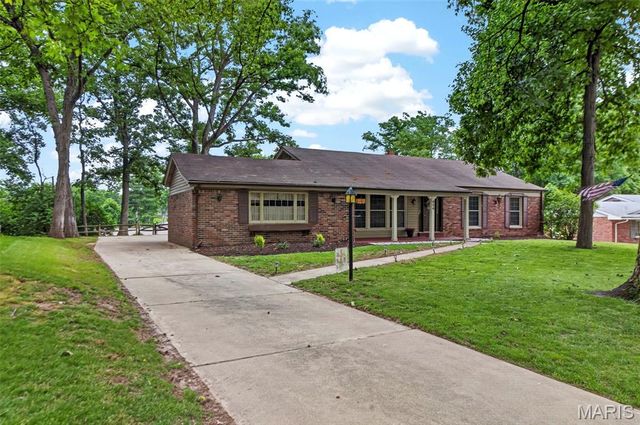 404 Oakmont Circle, Ballwin, MO 63011