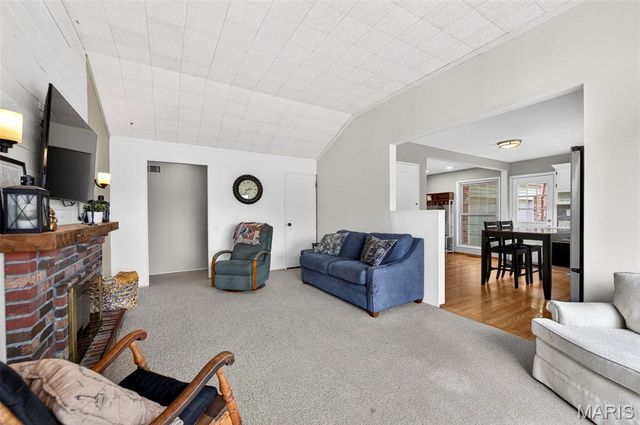 404 Oakmont Circle, Ballwin, MO 63011