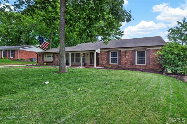 404 Oakmont Circle, Ballwin, MO 63011