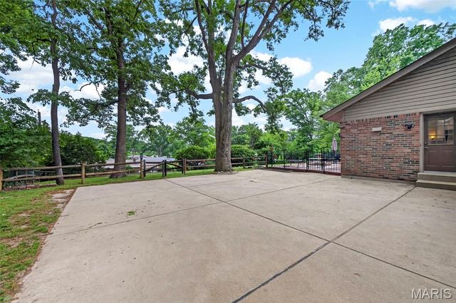 404 Oakmont Circle, Ballwin, MO 63011