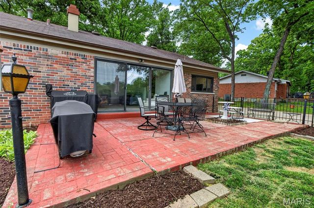 404 Oakmont Circle, Ballwin, MO 63011