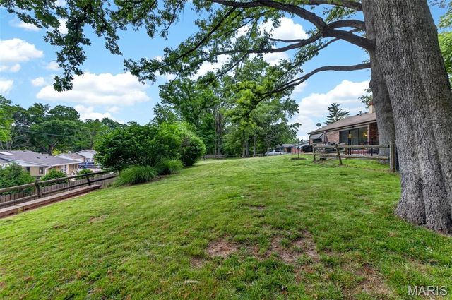 404 Oakmont Circle, Ballwin, MO 63011