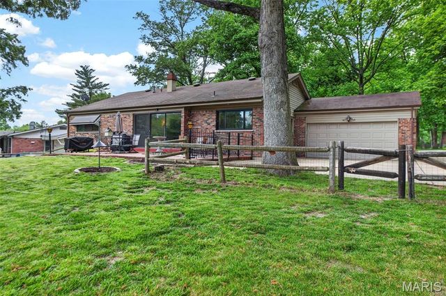 404 Oakmont Circle, Ballwin, MO 63011