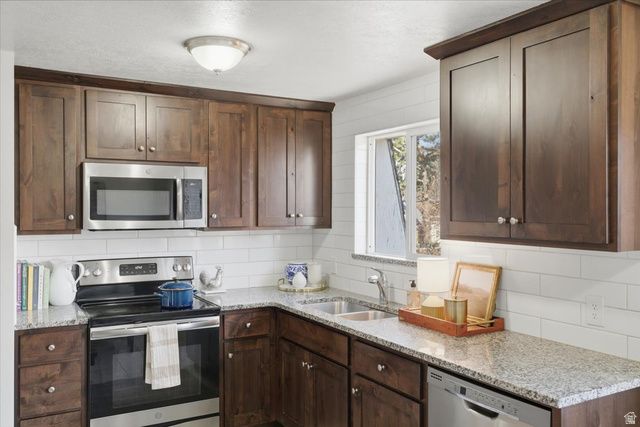 6635 S SOMERSET DR, West Jordan, UT 84084