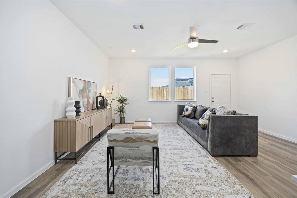 Image 4 of property listing at 3302 Willshire Stone Street, Houston, TX 77091