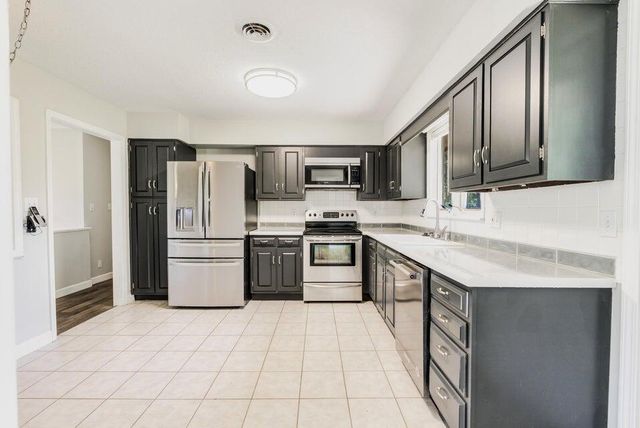 2400 RIDGEFIELD RD, Columbia, MO 65203