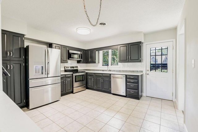 2400 RIDGEFIELD RD, Columbia, MO 65203