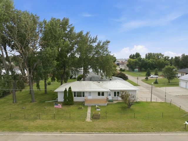 100 29th AV SE, Minot, ND 58701